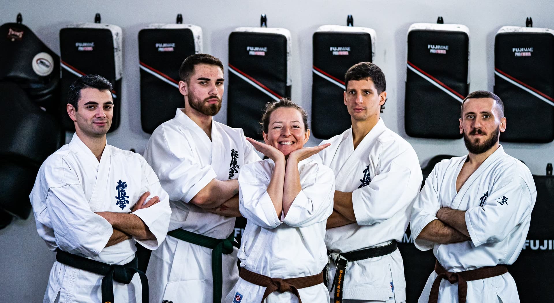 Das Team des K.O.DOJO in der Trainingshalle